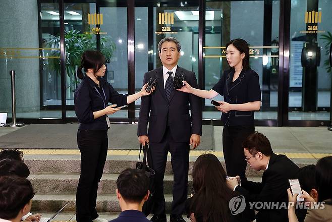 발언하는 송진호 변호사 (서울=연합뉴스) 윤동진 기자 = 윤석열 전 대통령의 변호인 송진호 변호사가 29일 서초구 서울고등검찰청 청사에 마련된 내란특검 사무실을 나서며 발언을 하고 있다. 2025.6.29 mon@yna.co.kr