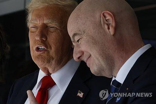 FIFA 클럽월드컵 결승전을 관람한 트럼프 대통령과 인판티노 회장  [AFP=연합뉴스 자료사진. 재판매 및 DB금지]