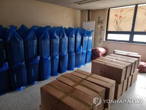 창고에 쌓인 태극기 (서울=연합뉴스) 서윤호 인턴기자 = 지난달 23일 한 국기업체의 창고에 팔리지 않은 태극기가 쌓여 있다. 2025.8.7