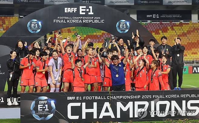 우승 환호 (수원=연합뉴스) 홍기원 기자 = 16일 수원월드컵경기장에서 열린 2025 동아시아축구연맹(EAFF) E-1 챔피언십(동아시안컵) 여자부 대한민국 대 대만 경기. 2 대 0으로 승리하며 우승한 대한민국 대표팀이 트로피를 들고 기뻐하고 있다. 2025.7.16 xanadu@yna.co.kr
