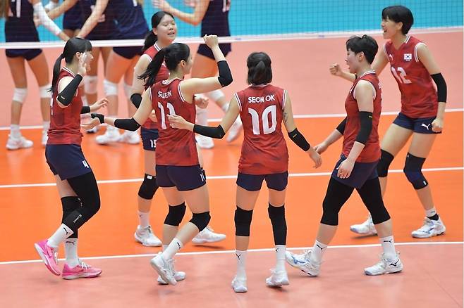 득점 후 기뻐하는 U-21 여자배구 대표팀 선수들 [FIVB 홈피 캡처. 재판매 및 DB 금지]