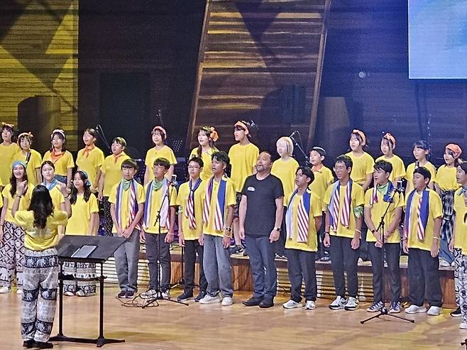합창하는 성악가 사무엘 윤과 외국 청소년들 [촬영 최주성]