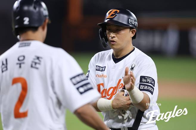 한화 이적 후 첫 타석에 나서 볼넷을 고른 손아섭(오른쪽) [한화 이글스 제공. 재판매 및 DB 금지]