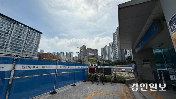 망포역 2번 출구 앞에 임시 펜스가 둘러져 있다. 기존 망포 공영주차장으로 쓰이던 곳으로 지난달 26일 폐쇄됐다. 2025.8.8 / 윤혜경기자 hyegyung@kyeongin.com