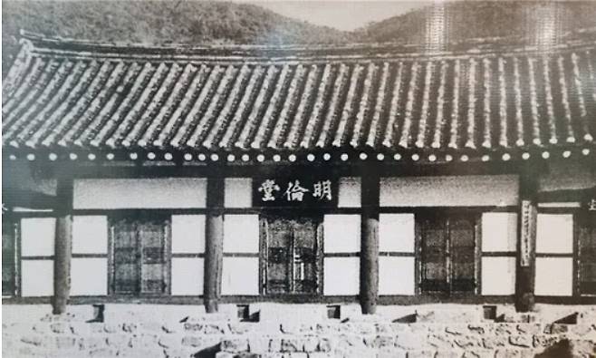전남 최초의 공립소학교는 영광공립소학교(현재 영광초등학교)였다. 1896년 11월 6일 영광향교 명륜당에서 근대교육을 시작하였다.