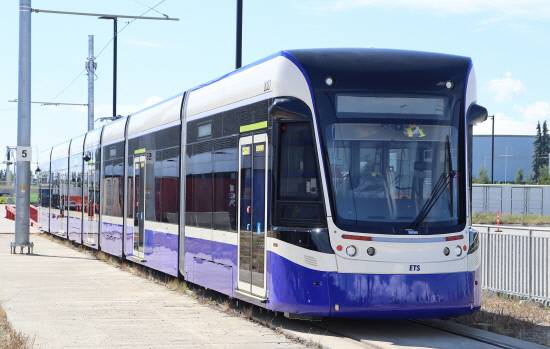 지난 1일(현지 시각) 캐나다 에드먼턴시 게리 라이트 기지에 현대로템이 지난 2021년 수주한 트램 1개 편성 7모듈이 현지에 출고됐다.