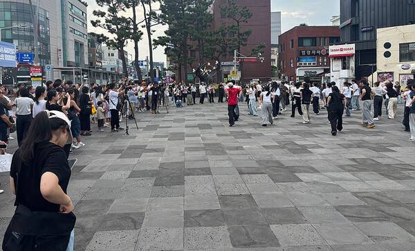 제주와 중국, 일본 청소년들이 제주시 탐라문화광장에서 케이팝 커버댄스를 추고 있다. 사진=제주특별자치도