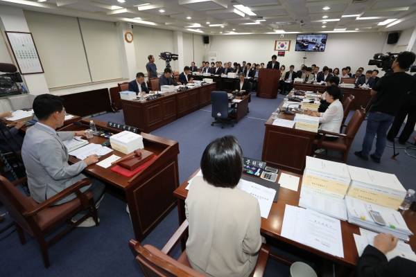 제주도의회 행정자치위원회(위원장 박호형)은 8일 441회 임시회에서 집행부를 상대로 제주형 기초자치단체 설치에 대해 집중 질의했다.