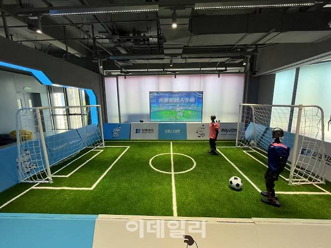 중국 베이징 이좡 경제기술개발구의 한 로봇 매장에서 휴머노이드 로봇들이 축구 시압을 준비하고 있다. (사진=이데일리 이명철 특파원)