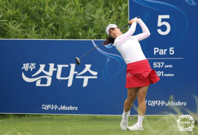 윤이나가 7일 제주 서귀포시 사이프러스 골프 앤 리조트에서 열린 KLPGA 투어 제주 삼다수 마스터스 1라운드 5번홀에서 티샷을 하고 있다. (사진=KLPGA)