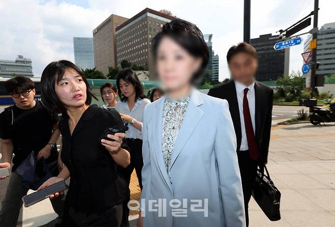 통일교 총재 비서실장 정모씨가 8일 오전 서울 종로구 KT 광화문빌딩 웨스트에 마련된 김건희 여사 의혹을 수사하는 민중기 특별검사 사무실로 출석하고 있다. (사진=뉴시스)