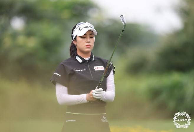 윤이나가 8일 제주 서귀포시 사이프러스 골프앤리조트에서 열린 KLPGA 투어 제주 삼다수 마스터스 2라운드 17번홀에서 티샷을 준비하고 있다. (사진=KLPGA)