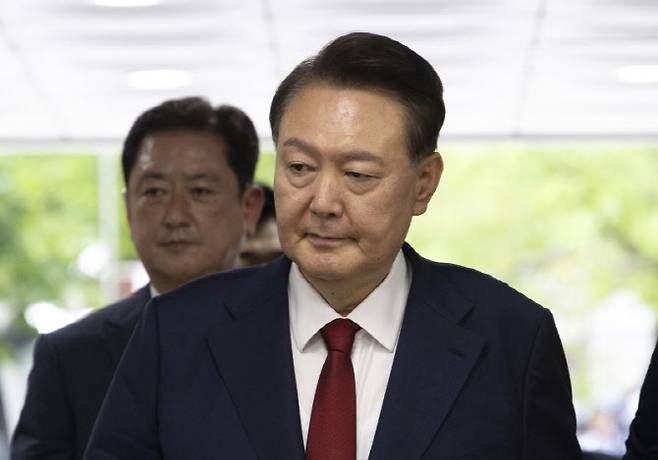 123 비상계엄과 관련해 특검의 수사를 받는 윤석열 전 대통령이 지난달 9일 서울 서초구 서울중앙지법에서 열린 영장실질심사에 출석하기 위해 법정으로 향하고 있다. (사진=사진공동취재단)
