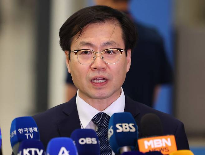 미국과의 무역협상을 마친 여한구 통상교섭본부장이 1일 인천국제공항 제2여객터미널을 통해 귀국해 취재진 질문에 답하고 있다. 사진=연합뉴스