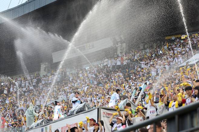 8일 잠실야구장에서 열린 프로야구 한화 이글스와 LG 트윈스의 경기가 매진을 기록해 관중으로 가득 차 있다. KBO리그는 역대 최소 528경기 만에 시즌 900만 관중을 달성했다. 사진=연합뉴스