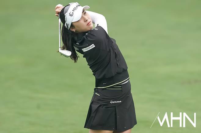 윤이나가 8일 열린 KLPGA 투어 제주삼다수 마스터스 2라운드에서 샷을 하고 있다.
