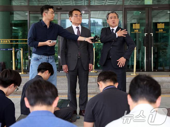 윤석열 전 대통령 법률대리인단(배보윤·송진호 변호사)이 7일 오후 서울 서초구 고등검찰청 앞에서 김건희 특검팀(특별검사 민중기)의 윤 전 대통령 2차 체포영장 집행 관련 기자회견을 하고 있다. 2025.8.7/뉴스1 ⓒ News1 황기선 기자