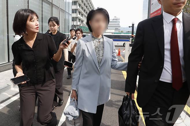 '건진법사 청탁' 관련 한학자 통일교 총재 비서실장인 정모 씨가 8일 오전 서울 종로구에 마련된 김건희 특검팀(특별검사 민중기) 사무실로 소환 조사에 출석하고 있다. (공동취재) 2025.8.8/뉴스1 ⓒ News1 박정호 기자