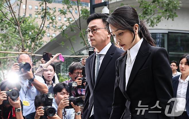 윤석열 전 대통령 부인 김건희 여사가 6일 서울 종로구에 마련된 김건희 특검팀(특별검사 민중기) 사무실로 조사를 받기 위해 출석하고 있다. 2025.8.6/뉴스1 ⓒ News1 김도우 기자