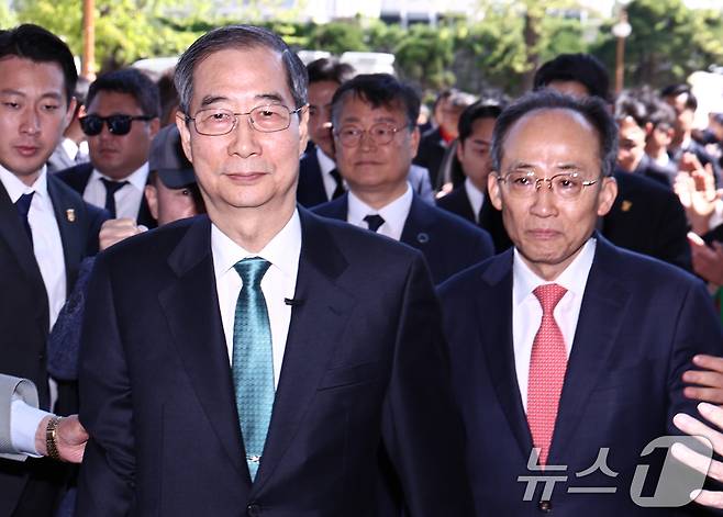 한덕수 전 국무총리가 지난 5월 2일 오전 서울 여의도 국회에 도착해 대통령 선거 출마 선언을 하기 위해 추경호 국민의힘 의원과 함께 소통관으로 향하고 있다./뉴스1 ⓒ News1 김민지 기자