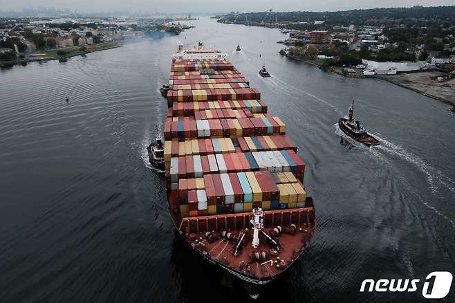 화물선이 미국 뉴저지주 베이온의 항구에 입항하고 있다. <자료 사진> ⓒ AFP=뉴스1 ⓒ News1 신윤하 기자