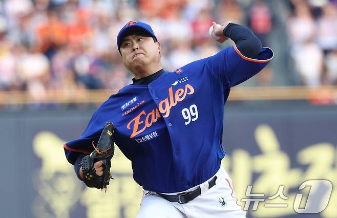 8일 오후 서울 송파구 잠실야구장에서 열린 프로야구 '2025 신한 SOL뱅크 KBO 리그' 한화 이글스와 LG 트윈스의 경기에서 1회말 한화 선발 류현진이 역투하고 있다. 2025.8.8/뉴스1 ⓒ News1 김명섭 기자