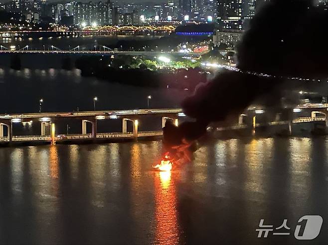 8일 오후 서울 반포대교 인근 수상에 떠 있던 요트에서 화재가 발생해 소방당국이 진화에 나섰다. (독자 제공)