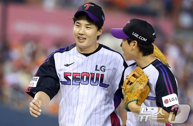 8일 오후 서울 송파구 잠실야구장에서 열린 프로야구 '2025 신한 SOL뱅크 KBO 리그' 한화 이글스와 LG 트윈스의 경기에서 4회초 LG 선발 임찬규가 이닝을 마치고 있다. 2025.8.8/뉴스1 ⓒ News1 김명섭 기자