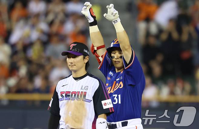 8일 오후 서울 송파구 잠실야구장에서 열린 프로야구 '2025 신한 SOL뱅크 KBO 리그' 한화 이글스와 LG 트윈스의 경기에서 5회초 한화 공격 무사 2루 상황 손아섭이 2루타를 치고 있다. 2025.8.8/뉴스1 ⓒ News1 김명섭 기자