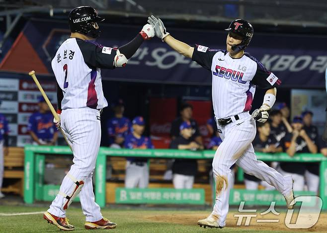 8일 오후 서울 송파구 잠실야구장에서 열린 프로야구 '2025 신한 SOL뱅크 KBO 리그' 한화 이글스와 LG 트윈스의 경기에서 7회말 LG 공격 2사 1,2루 상황, 오스틴의 안타로 구본혁이 홈인하고 있다. 2025.8.8/뉴스1 ⓒ News1 김명섭 기자
