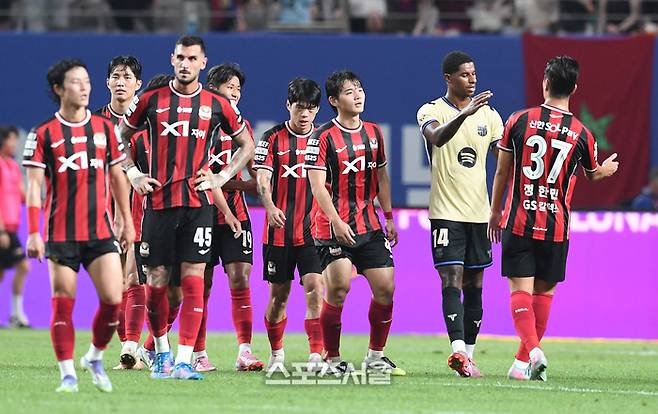 FC바르셀로나의 래시포드(오른쪽 둘째)가 31일 서울월드컵경기장에서 열린 FC서울과의 친선 경기에서 7-3으로 승리한 뒤 FC서울 선수들과 인사를 나누고 있다. 2025. 7. 31.  박진업 기자 upandup@sportsseoul.com