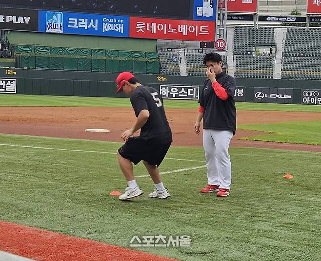 KIA 김도영이 6일 사직구장에서 2025 KBO리그 롯데전에 앞서 팀 훈련을 마친 후 별도 보강 훈련을 진행하고 있다. 사직 | 김동영 기자 raining99@sportsseoul.com