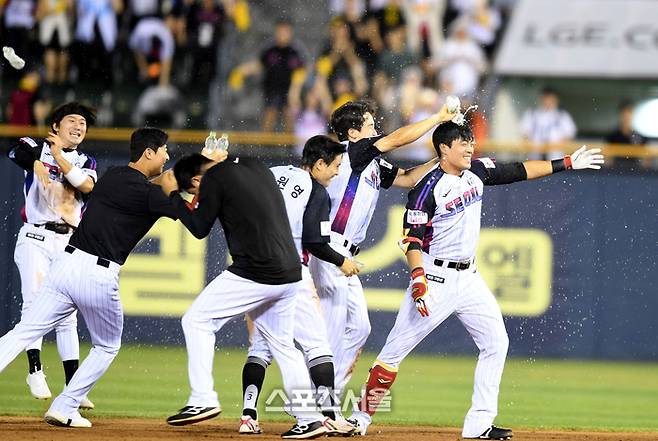 LG 천성호가 8일 서울 잠실구장에서 열린 2025 KBO리그 한화와 경기 10회말 1사 만루 끝내기 안타를 친 후 환호하고 있다. 잠실 | 최승섭기자 thunder@sportsseoul.com