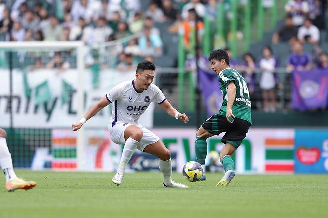FC안양 김정현(왼쪽)과 전북현대 전진우. /사진=한국프로축구연맹