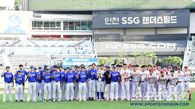 7일 인천 SSG랜더스필드에서 열린 SSG와 삼성의 경기. 오승환이 은퇴 기념 행사에서 양 팀 선수들과 기념촬영을 함께하고 있다. 인천=송정헌 기자songs@sportschosun.com/2025.08.07/