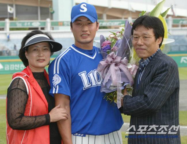 2006년 부모님의 축하를 받고있는 오승환. 스포츠조선DB