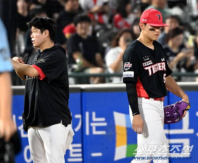 김도영의 교체를 요청하는 정상옥 트레이닝 코치의 모습. 부산=허상욱 기자