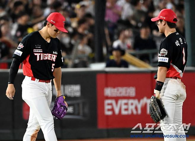 김도영을 바라보는 박찬호