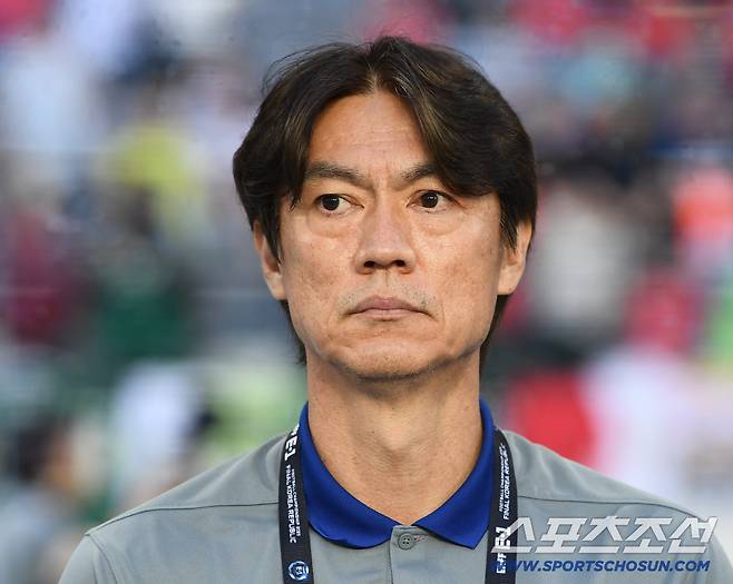 15일 오후 경기도 용인미르스타디움에서 열린 E-1 챔피언십(동아시안컵) 한국과 일본의 경기. 홍명보 감독이 그라운드를 응시하고 있다. 용인=정재근 기자 cjg@sportschosun.com/2025.7.15/