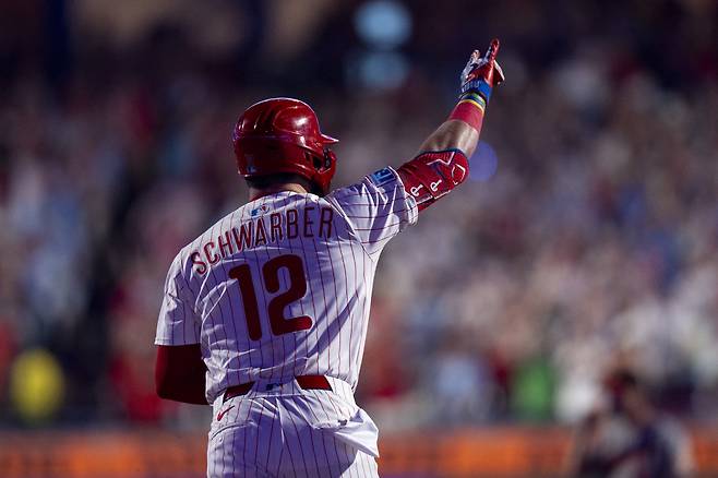 필라델피아 필리스 카일 슈와버가 지난 5일(한국시각) 볼티모어 오리올스전에서 6회말 만루홈런을 터뜨린 뒤 오른쪽을 치켜들고 베이스를 돌고 있다. AP연합뉴스