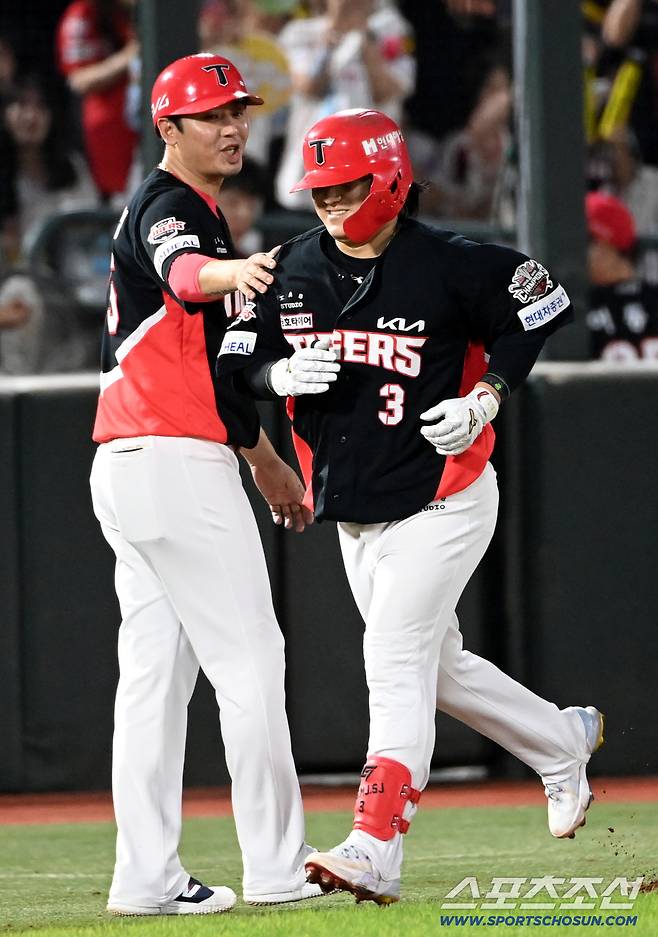 7일 부산 사직야구장에서 열린 KIA와 롯데의 경기, 5회초 무사 1루 김선빈이 좌월 2점홈런을 치고 기쁨을 나누고 있다. 부산=허상욱 기자wook@sportschosun.com/2025.08.07/