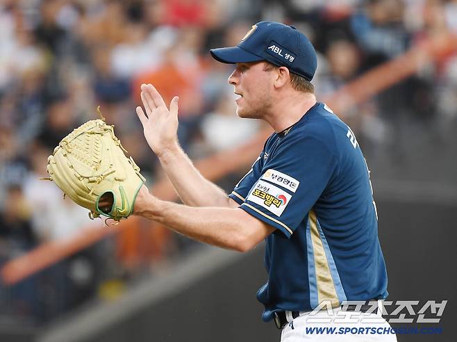 1일 대전 한화생명볼파크에서 열린 NC-한화전. NC 선발 라일리가 김형준 포수의 볼배합을 칭찬하고 있다. 대전=정재근 기자 cjg@sportschosun.com/2025.7.1/