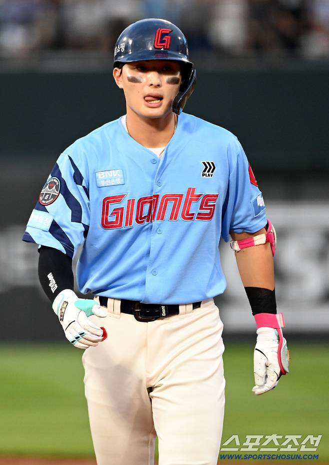 8일 부산 사직야구장에서 열린 SSG와 롯데의 경기, 2회말 2사 1루 윤동희가 중견수 플라이로 물러나며 아쉬워하고 있다. 부산=허상욱 기자wook@sportschosun.com/2025.08.08/