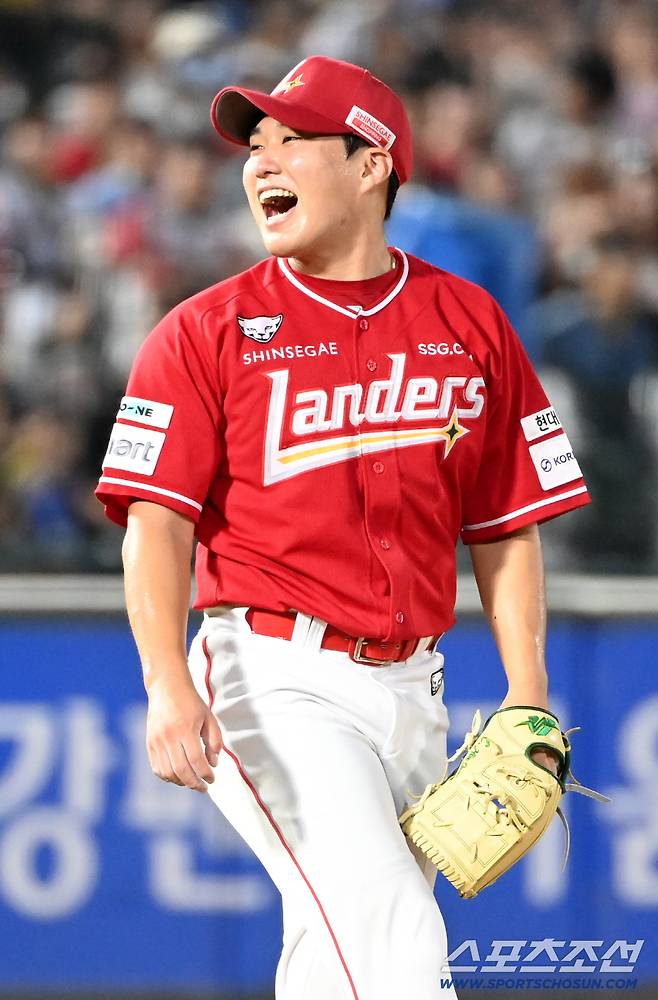 8일 부산 사직야구장에서 열린 SSG와 롯데의 경기, 4회말 최민준이 자신의 공을 커트해낸 유강남의 타격에 미소짓고 있다. 부산=허상욱 기자wook@sportschosun.com/2025.08.08/