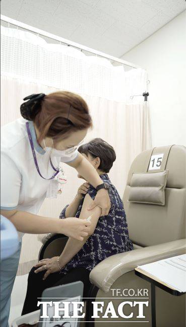 성남시 보건소 관계자가 대상포진 예방접종을 실시하고 있다./성남시