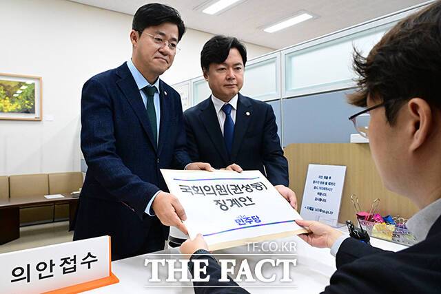 더불어민주당 박상혁 원내소통수석(왼쪽)과 김현정 원내대변인이 국회 의안과에 '권성동 징계안'을 제출하는 모습.