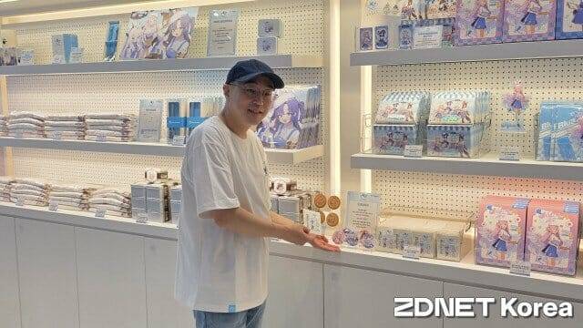 김용하 블루 아카이브 총괄 PD가 굿즈를 자랑하고 있다.