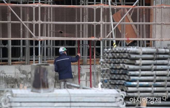 경기 한 아파트 건설현장에서 관리자들이 현장을 점검하고 있다. 김현민 기자