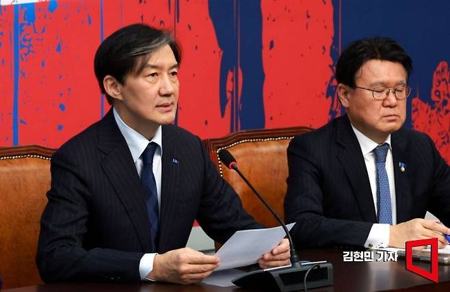 '자녀 입시 비리'와 '청와대 감찰 무마' 등 혐의로 대법원에서 징역 2년이 확정된 조국 조국혁신당 전 대표가 12일 국회에서 기자간담회를 하고 있다. 김현민 기자
