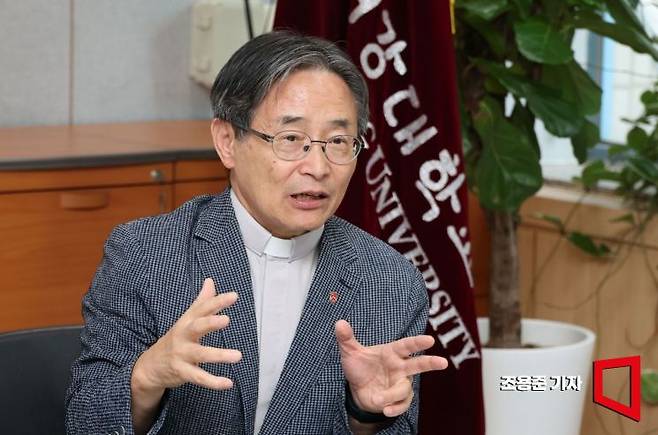 심종혁 서강대학교 총장이 서울 마포구 서강대학교 본관 총장실에서 아시아경제와 인터뷰 하고 있다. 조용준 기자